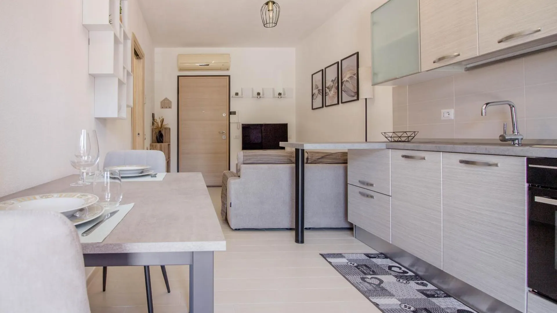 Cozy Apartment With Terrace Near The Airport! Olbia Italy